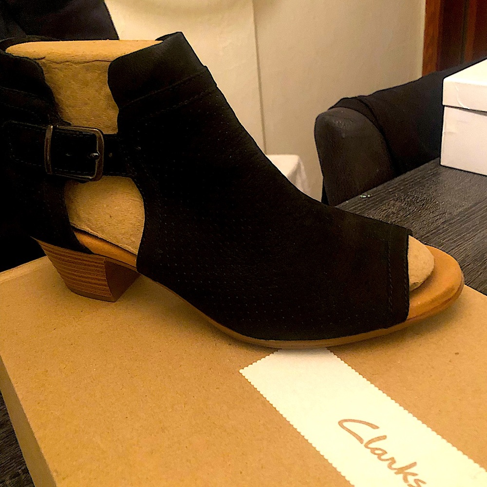 Black wedges
